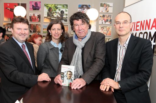 Im Bild v.l.n.r.: Stadtrat Dr. Michael Ludwig (Wohnen, Wohnbau, Stadterneuerung), Dr. Marijana Stoisits (GF VIENNA FILM COMMISSION), Peter Patzak (Regisseur, u. a. "Kottan", "Kassbach - Ein Portrait") und Achim Zeilmann (Autor "Drehort Wien").