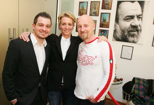  http://www.apa-fotoservice.at/galerie/2520/
Im Bild v.l.n.r.: Benjamin Tanil (Geschäftsführer Riwog Group), Ida Seeböck und Roland Düringer