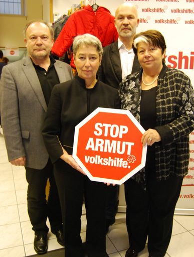 Margit Fischer besucht Kleiderlager der Volkshilfe Wien. Im Bild v.l.n.r.: GF Volkshilfe Wien Walter Kiss, Margit Fischer, GF Volkshilfe Österreich Erich Fenninger, 
Vorsitzende der Volkshilfe Wien 2. LT-Präs. a.D. Erika Stubenvoll