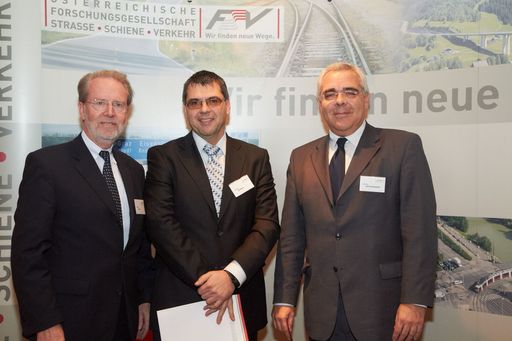 http://www.apa-fotoservice.at/galerie/2525/
Im Bild v.l.n.r.: Univ.-Prof. Dr. Johann Litzka, Dipl.-Ing. Dr. Thomas Simandl, Sektionschef Mag. Christian Weissenburger