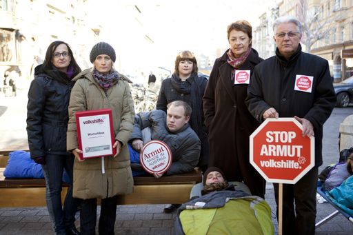 Volkshilfe Aktion in Tirol: (v.l.n.r.) Vera Skalet (GF Verein für Obdachlose), Gemeinderätin Angela Eberl, Kerstin Egger (GF Volkshilfe Tirol), Stadträtin Marie-Luise Pokorny-Reitter, Soziallandesrat Gerhard Reheis; Vorne: Studierende, VSStÖ.
