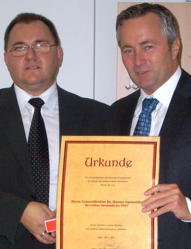 Präsident Mag. Gerhard Höllerer (links) überreicht A1-Generaldirektor Dr. Hannes Ametsreiter die "Goldene Ehrennadel" des Österreichischen Blinden- und Sehbehindertenverbandes.