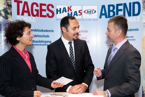  http://www.apa-fotoservice.at/galerie/2509
Im Bild v.l.n.r.: Mag. Gabriele Masuch (Public Relations bfi Wien), Mag. Ali Eralp (Integrationsbotschafter), Mag. Rainer Bernhard (Schulleiter-Stellvertreter)