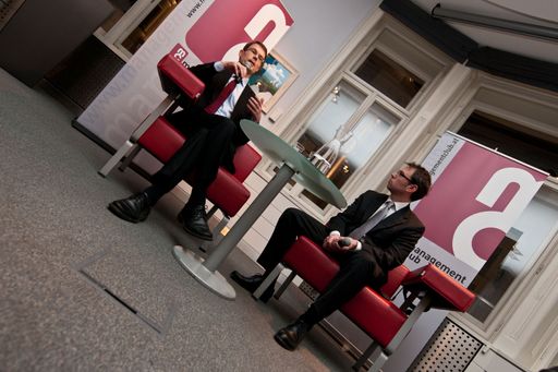 http://www.apa-fotoservice.at/galerie/2533
Im Bild v.l.n.r.: Prof. Dr. Kai Carstensen (Ifo-Konjunkturchef) und Mag. Markus Heingärtner (MC-Geschäftsführer und Moderator)