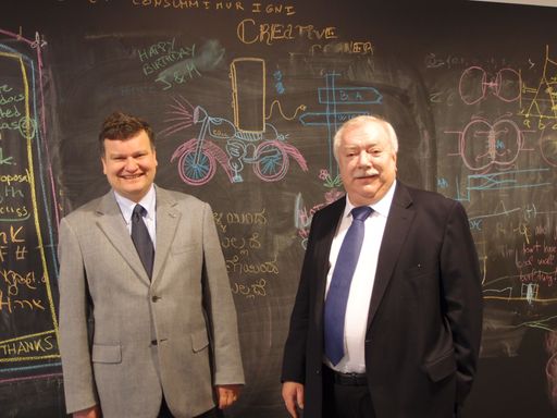 Bürgermeister Dr. Michael Häupl mit IST Präsident Thomas Henzinger beim Besuch der Spitzenforschungseinrichtung in Klosterneuburg.