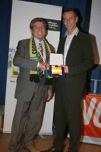 Vorschau Bild von Franz Germann bedankt sich bei Karl-Heinz Grüneis für die Durchführung und Organisation des Tullnerfelder Fußball Awards.