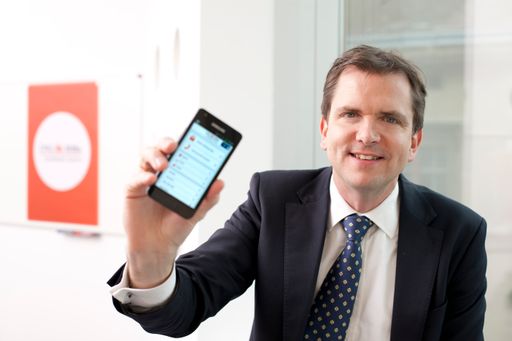 Roel Huisman präsentiert das Mobile-Banking auf seinem Smartphone