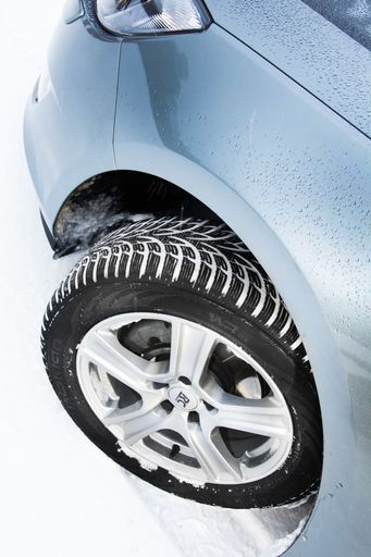 Nokian Tyres / Er bekommt die höchste erreichbare Wertung mit fünf Sternen. Außerdem ist der Finne der Preiswerteste. Die besten Ergebnisse aller getesteten Reifen in allen Testdisziplinen Bremsen, Beschleunigung und Handling auf Eis erzielt der Nokian WR.