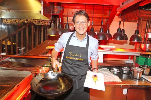 BZÖ-Chef Josef Bucher präsentierte im Wiener In-Lokal "Livingstone" sein Kochbuch "Buchers neue bürgerliche Küche".