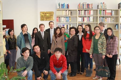 Wissenschafts- und Forschungsminister Karlheinz Töchterle zu Gast im Austrian Center Shanghai an der Fudan University bei einem Treffen in der Österreich-Bibliothek mit Studierenden, die einen Studienaufenthalt in Österreich absolviert haben.