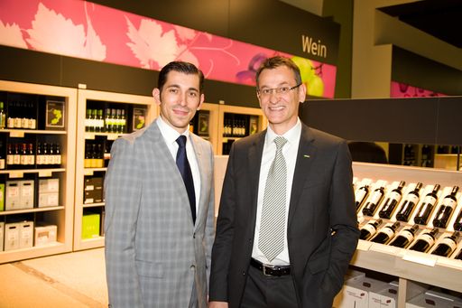  Die AGM Geschäftsführer Robert Kogler (links) und Josef Pirker (rechts) präsentieren den neuen "grünen" Markt, der mit einer Produktvielfalt von rund 20.000 Produkten, modernstem Shopdesign, innovativer, nachhaltiger Technik und besonderer Funktionalität aufwartet.
