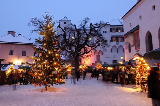Salzburger Festungsadvent: Ein romantischer Sternenpfad führt Besucher auf die Festung Hohensalzburg.