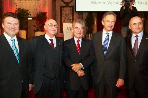 http://www.apa-fotoservice.at/galerie/2536/
Im Bild v.l.n.r.: Wiens stv. Bürgermeister Dr. Michael Ludwig, Dr. Günter Geyer, Bundespräsident Dr. Heinz Fischer, Erste Group-Generaldirektor Mag. Andreas Treichl und Rede Dr. Peter Hagen