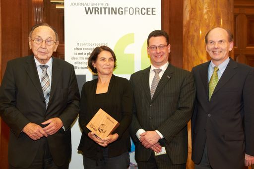 Slowenin Meta Krese gewinnt Journalistenpreis "Writing for CEE 2011, v.l.n.r. Hans-Dietrich Genscher (langjähriger deutscher Außenminister), Meta Krese (Preisträgerin), Michael Lang (APA-Chefredakteur), Ambros Kindel (APA-Außenpolitik und Sprecher der Jury) während der Preisübergabe "Writing for CEE 2011"