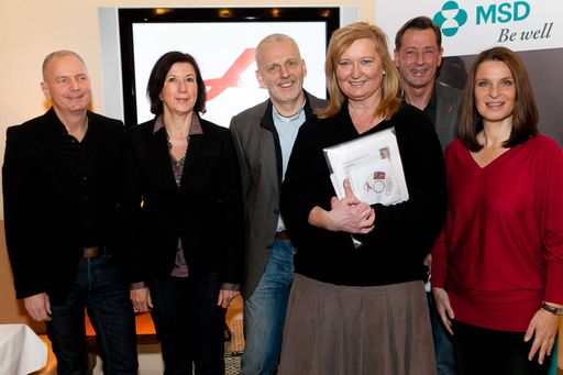  http://www.apa-fotoservice.at/galerie/2531
Im Bild v.l.n.r.: Dipl. soz. Päd. Olaf Kapella (Studienautor), Dr. Magdalena Arrouas (BM für Gesundheit), Dr. Horst Schalk (Arzt für Allgemeinmedizin, Schwerpunkt HIV Therapie), OA Dr. Brigitte Schmied (Leiterin der Immunambulanz Otto Wagner Spital), Helmut (Betroffener und Obmann der Selbsthilfegruppe "Positiver Dialog"), Barbara Stöckl (Moderatorin)
