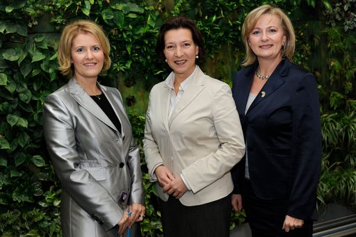 v.l.n.r. Jenny Dinich, HR Direktorin Microsoft Österreich, Gabriele Heinisch-Hosek, Bundesministerin für Frauen und öffentlichen Dienst, Manuela Vollmann, Geschäftsführerin abz*austria
