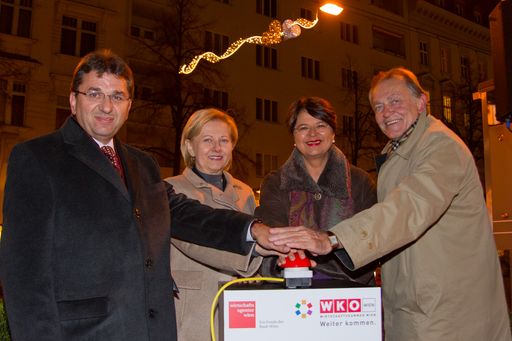 v.l.n.r.: Klaus Brandhofer (Obmann Einkaufsstraßenverein Landstraßer Hauptstraße), Brigitte Jank (Präsidentin WK Wien), Renate Brauner (Vizebürgermeisterin), Erwin Pellet (Obmann Sparte Handel) beim Einschalten der Weihnachtsbeleuchtung auf der Landstraßer Hauptstraße
