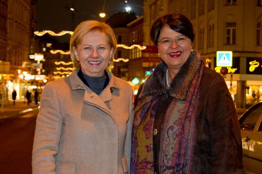 Vorschau Bild von v.l.n.r.: Brigitte Jank (Präsidentin WK Wien) und Renate Brauner (Vizebürgermeisterin) vor der hell erleuchteten Landstraßer Hauptstraße