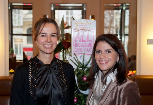Dr. Sophie Karmasin (links) und Mag. Maria Zesch, Geschäftsführerin Marketing T-Mobile Austria, präsentieren die T-Mobile Weihnachtsstudie.