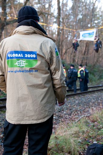 Kletterer von GLOBAL 2000 blockieren die Schienen, auf denen der Castortransport auf dem Weg nach Gorleben durchkommen wird. Nach über drei Stunden wird die Aktion von der Polizei abgebrochen.