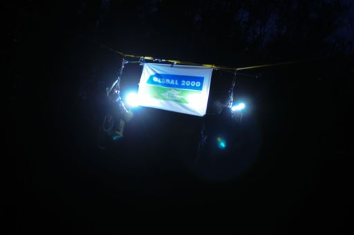 Vorschau Bild von Kletterer von GLOBAL 2000 hängen in den Morgenstunden ein Banner quer über die Gleise, auf denen der Castortransport auf dem Weg nach Gorleben erwartet wird.