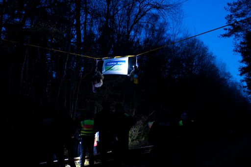 Vorschau Bild von Die Polizei entdeckt die Blockade-Aktion von GLOBAL 2000
