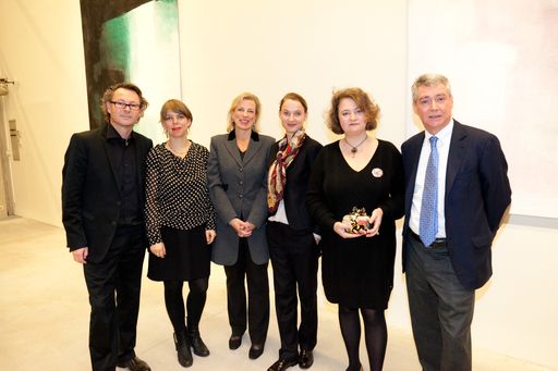  http://www.apa-fotoservice.at/galerie/2556/ v.l.n.r.: Hans-Peter Wipplinger (Direktor Kunsthalle Krems), Judith Welter (Kuratorin migros museum), Hedy Graber (Leiterin der Direktion Kultur und Soziales des Migros-Genossenschafts-Bundes), Heike Munder(Leiterin des migros museum für gegenwartskunst Zürich), Karin Pernegger(Kuratorin), S.E. Urs Breiter (Botschafter der Schweizerischen Eidgenossenschaft)