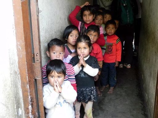  Diesen Kinder wollen wir mit unserem Hilfsprojekt den Schulbesuch ermöglichen.