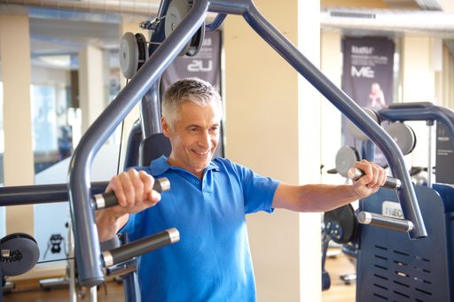 Vorschau Bild von Mann beim Muskeltraining