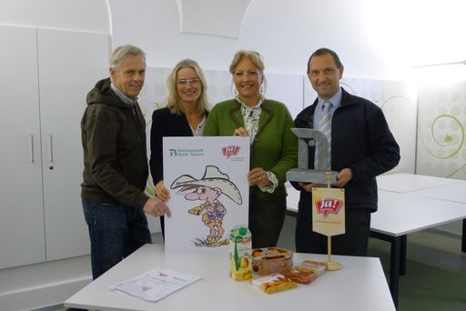 Unterzeichnung Partnerschulvertrag, im Bild v.l.n.r.: Dir. Hans Nussbaumer PTS Mittersill, Martina Hörmer GF Ja! Natürlich, LR Tina Widmann, NP-Direktor Wolfgang Urban.