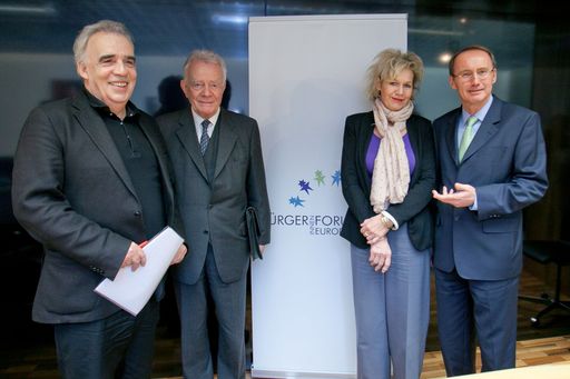 http://www.apa-fotoservice.at/galerie/2559/
Bild v.l.n.r.: Johannes Voggenhuber, Dr. Klaus Hoffmann, Dr. Viktoria
Kickinger und der Vizepräsident der EVP-Fraktion Mag. Othmar Karas