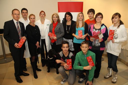 Im Bild v.l.n.r.: FH-Prof. DI Dr. Fritz Schmolleböck(Rektor des Technikum Wien), Dr. Josef Singer (MedUniWien), Dr. Katja Wolf & Flatcoated Retriever "Ingah" (Österr. Kynologenverband), Dr. Marlene Weichselbaumer (VetmeduniWien), Prof. Dr. Erika Jensen-Jarolim (Messerli Forschungsinstitut der MedUni, VetMedUni und der Universität Wien), Mag.Dr. Susanne Brandsteidl, (Präsidentin des Wiener Stadtschulrates),Kinder der eingeladenen Schulen.