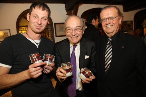 Vorschau Bild von im Bild v.l.n.r.: Kochstar Bernie Rieder, Hans Staud und Peter Spak sen. verkosteten gemeinsam die vier neuen Spezialitäten vom Mangalitza-Schwein.