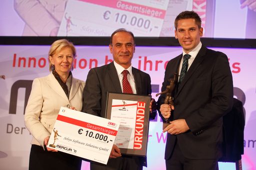 WK Wien Präsidentin Brigitte Jank mit den Mercur-Gewinnern und Selsys-Geschäftsführern Hossein Selami und Florian Danner (v.l.n.r.)