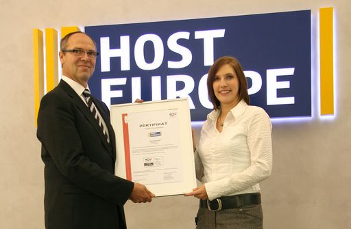 Zertifikatsübergabe. Im Bild v.l.n.r.: Detlev Henze, Geschäftsführung TÜV TRUST IT und Melanie Buck, Head of Process Management Host Europe GmbH