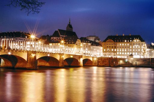 Basel: Die Mittlere Brücke erstrahlt in weihnachtlichem Glanz.