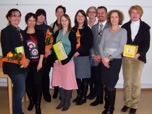 Neun Teilnehmerinnen haben im Landesklinikum St. Pölten die Ausbildung "Pädagogische frühe Förderung von gehörlosen, schwerhörigen oder mehrfach behinderten Kindern" absolviert.