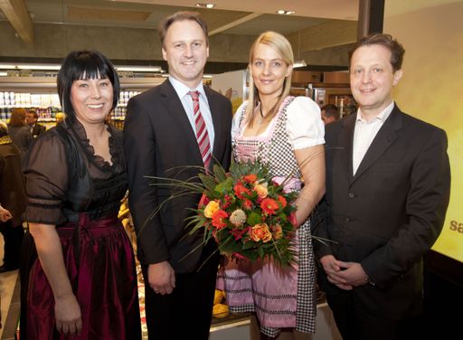 http://www.apa-fotoservice.at/galerie/2567/ 
Bei der Eröffnung der BILLA Filiale in Bad Vöslau feierten unter anderem (v.l.n.r.): BILLA Vertriebsmanagerin Gabriela Jansa; Bürgermeister Bad Vöslau, Christoph Prinz; BILLA Marktmanagerin Bad Vöslau, Jasmin Zechner; BILLA Vertriebsdirektor Robert Nagele