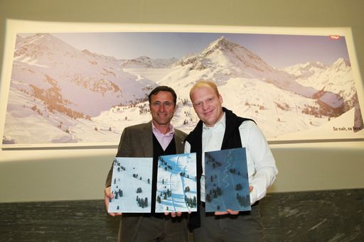 Josef Margreiter (Geschäftsführer der Tirol Werbung) und Fotograf Richard Walch (re.) präsentierten die Sujets für die Winterkampagne 2011/2012 der Tirol Werbung.