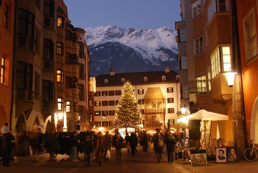 Bergweihnacht von ihrer schönsten Seite: In Innsbruck glitzern Weihnachtsbaum und Goldenes Dachl adventlich-festlich - die verschneite Nordkette thront im Hintergrund.
Foto: Innsbruck Tourismus