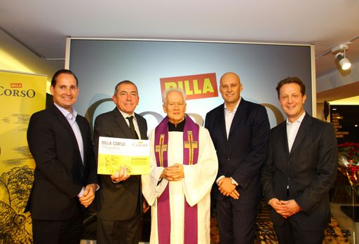 http://www.apa-fotoservice.at/galerie/2579
Im Bild v.l.n.r.: Mag. Josef Siess Vorstand BILLA AG, Bgm. der Stadt Salzburg Dr. Heinz Schaden; Dr. Gerhard Holotik, Prälat und Offizial des Erzbischöflichen Diözesangerichts Salzburg; Mag. Volker Hornsteiner Vorstandssprecher der Billa AG; Robert Nagele, Vertriebsdirektor der BILLA AG