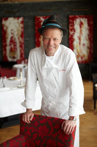  Bobby Bräuer (Petit Tirolia) vom Gault Millau zum besten Koch des Jahres 2012 gewählt, kocht beim Culinary Art Festival im Linzer Pöstlingberg Schlöss'l.