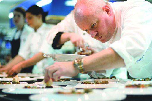 Vorschau Bild von Der Vorarlberger Dieter Koschina, bester Koch Portugals, wird die Gäste im 2 Hauben-Restaurant Herberstein begeistern.