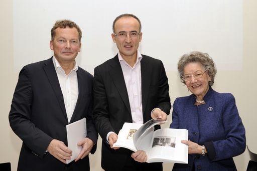 http://www.apa-fotoservice.at/galerie/2581/
Im Bild v.l.n.r.:Ing.Mag. Peter Weinhäupl (Kaufmänn.Direktor); Tobias G. Natter (Museologischer Direktor Leopold Museum); Elisabeth Leopold (Vorstandsmitglied)