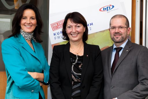 http://www.apa-fotoservice.at/galerie/2568/
Wien - v.l.n.r. Dr. Valerie Höllinger (kaufm. Geschäftsführerin bfi Wien), Mag. Doris Tomanek (Bank Austria Vorstand für Human Resources Österreich und CEE), Mag. Franz-Josef Lackinger (Geschäftsführer bfi Wien).