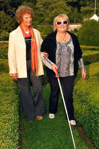 160.000 Stunden Zeit schenkten Freiwillige des NÖ Hilfswerks im Jahr 2011. Über 50.000 Stunden wurden alleine beim ehrenamtlichen Besuchsdienst geleistet. Maria Feigelsdorfer (links) vom Besuchsdienst des Hilfswerks St. Valentin ist eine langjährige Freiwillige. Monika Fischer (rechts) nutzt das Angebot gerne zum Plaudern.