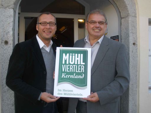 Markus Neuburger (links im Bild) von neudesign und GF Karl Steinbeiß präsentieren das neue Corporate Design des Tourismusverbandes Mühlviertler Kernland.