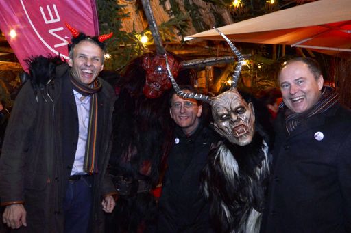 Die drei ANECON Geschäftsführer hatten beim jährlichen "Krampus am Campus" auch heuer keine Angst vor den Perchten (Im Bild v.l.n.r.: Hannes Färberböck, Hans Schmit (CEO), Johannes Adler).