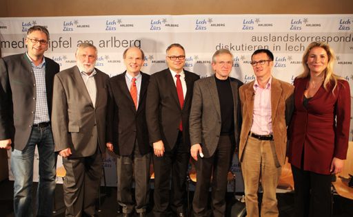 http://www.apa-fotoservice.at/galerie/2598/ Abschließende Pressestunde beim 5. Mediengipfel am Arlberg (v.l.): Initiator des Mediengipfels, pro.media-Geschäftsführer Stefan Kröll, der ehemalige EU-Kommissar Franz Fischler, APA-Außenpolitikchef Ambros Kindel, Liechtensteins Regierungschef Klaus Tschütscher, Ex-Vizekanzler Wilhelm Molterer, Journalist Pascal Thibaut und ARD-Korrespondentin Susanne Glass.