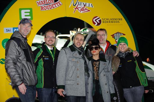 Vorschau Bild von : Natalia Kills zu Gast auf der Planai zwischen den stolzen Gastgebern BM Jürgen Winter und GF Dir. Mag. Ernst Trummer.